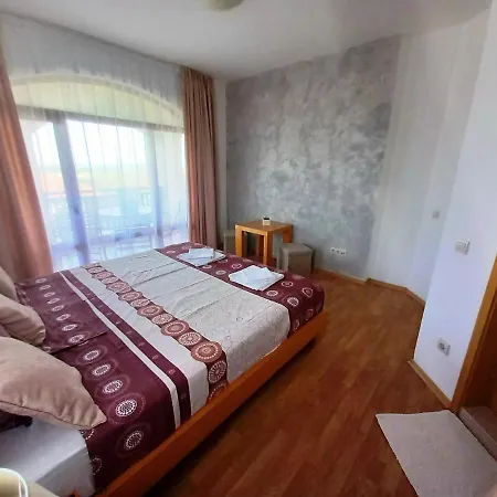мускат 2 Konukevi Aheloy